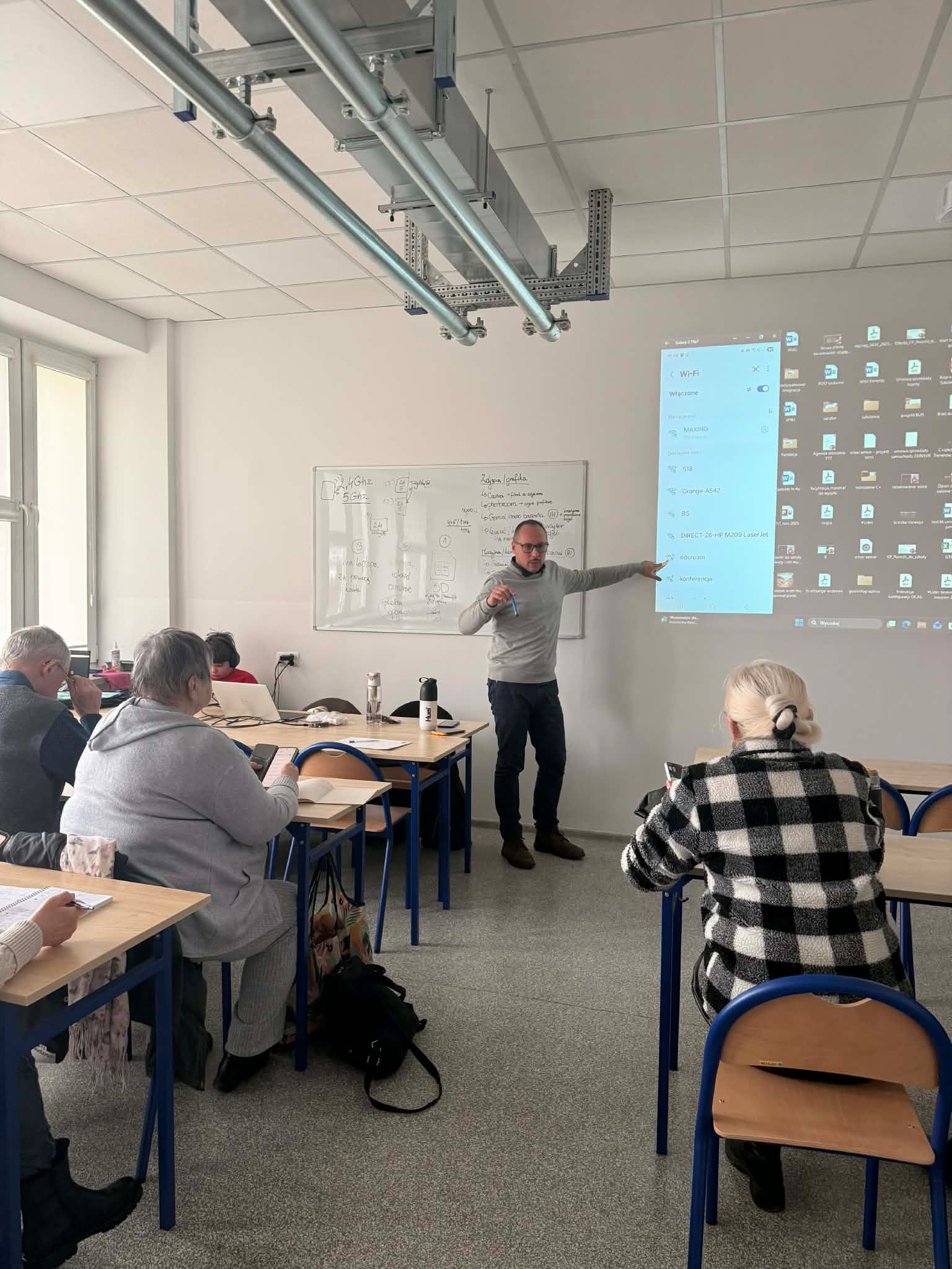 Warsztat cyfrowy — uczestniczka korzysta ze smartfona